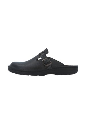 Schwarzer Leder-Slipper mit seitlichem Schnallenriemen und einer niedrigen, robusten Sohle, die für den Freizeitgebrauch entworfen wurde.