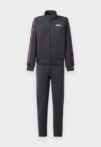 Tuta grigio scuro con giacca con zip e accenti viola sul logo sulle maniche e pantaloni aderenti abbinati. Tessuto morbido con una texture liscia.
