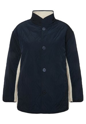 Chaqueta acolchada de color azul marino con un alto cuello, cuatro botones y forro de piel sintética color crema. Presenta un exterior suave y un patrón texturizado.
