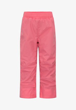 Rosa wasserdichte Hose mit einem elastischen Bund, schmal zulaufenden Beinen und reflektierenden Details, getragen mit einem weißen kurzärmligen Shirt und schwarzen Stiefeln.