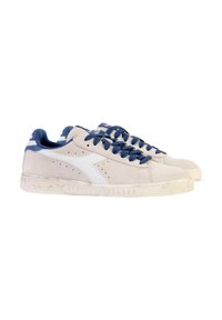 Sneakers in suede grigio chiaro con dettagli blu, logo bianco e lacci piatti. Suola in gomma texture e dettagli perforati sui lati.