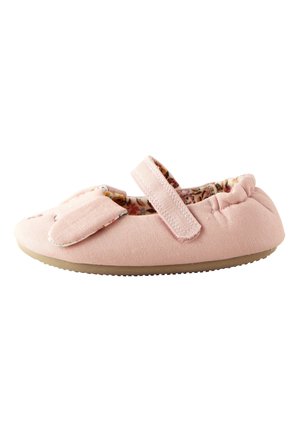 Chaussure douce rose pour tout-petit avec dos élastique, bride réglable avec velcro et doublure intérieure fleurie, montrée de côté sur un fond blanc.