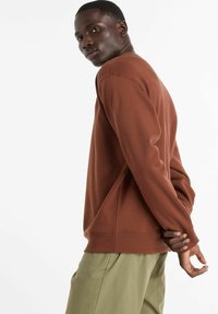 New Balance SMALL LOGO FRENCH CREW - Sweatshirt - brown