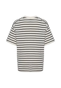 Randig t-shirt med svarta horisontella ränder på en krämfärgad bakgrund, korta ärmar, rund halsringning och mjukt bomullsmaterial.