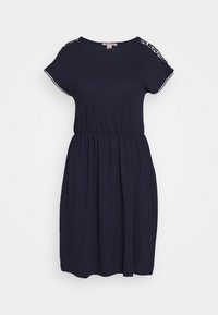 Granatowa sukienka wykonana z miękkiego materiału, z okrągłym dekoltem, krótkimi rękawami z koronkowymi akcentami oraz elastyczną talią zapewniającą luźny krój.