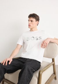 BOSS - TEE LOGO GLAMPING - Marškinėliai su spaudiniu - white Miniatiūros vaizdas 1