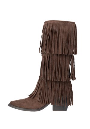 Botas altas hasta la rodilla de ante marrón con flecos en capas. Punta puntiaguda y tacón grueso, mostrando un acabado texturizado y una artesanía detallada.