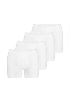 Vier Paare schlichter weißer Herrenboxershorts, gestapelt in versetzter Anordnung vor weißem Hintergrund.