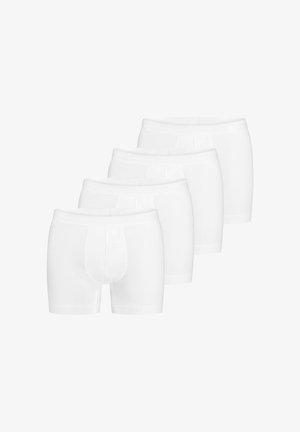 Fire par almindelige hvide herreboxershorts arrangeret i en forskudt stak mod en hvid baggrund.