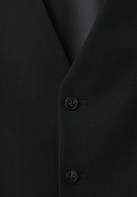 Schwarzer Blazer aus strukturierter Stoffqualität mit V-Ausschnitt und zwei schwarzen Knöpfen zum Verschließen. Futter an den Kanten sichtbar.