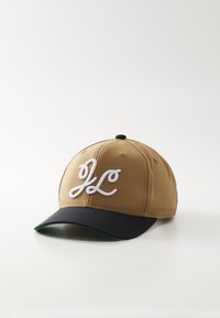 Czapka baseballowa z khaki materiału i czarnym daszkiem. Na przodzie znajduje się białe haftowane litery "JL". Strukturalna powierzchnia.