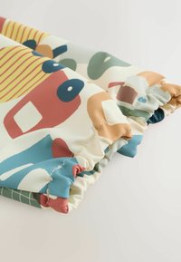 Mitmevärviline kangas, millel on abstraktsed kujundid punases, rohelises, sinises ja beežis, sileda tekstuuri ja kogutud äärtega.