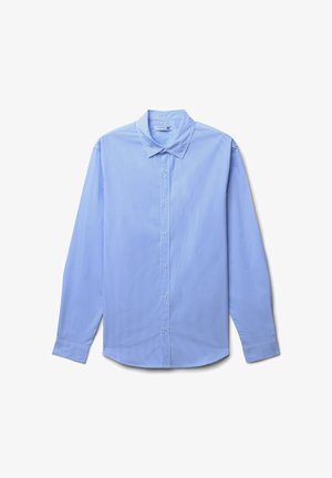 Camicia azzurro chiaro a maniche lunghe con chiusura frontale a bottoni, colletto e righe verticali. Realizzata in tessuto liscio con vestibilità comoda.