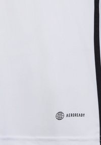 Tela blanca con una raya vertical negra a la derecha y un pequeño icono de globo negro con el texto "AEROREADY" cerca del dobladillo inferior.