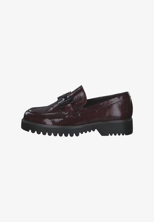 Burgunderfarbene Lackleder-Slipper mit einer schwarzen dekorativen Schnalle, Gummisohle mit geriffelter Textur und abgerundetem Zehendesign.