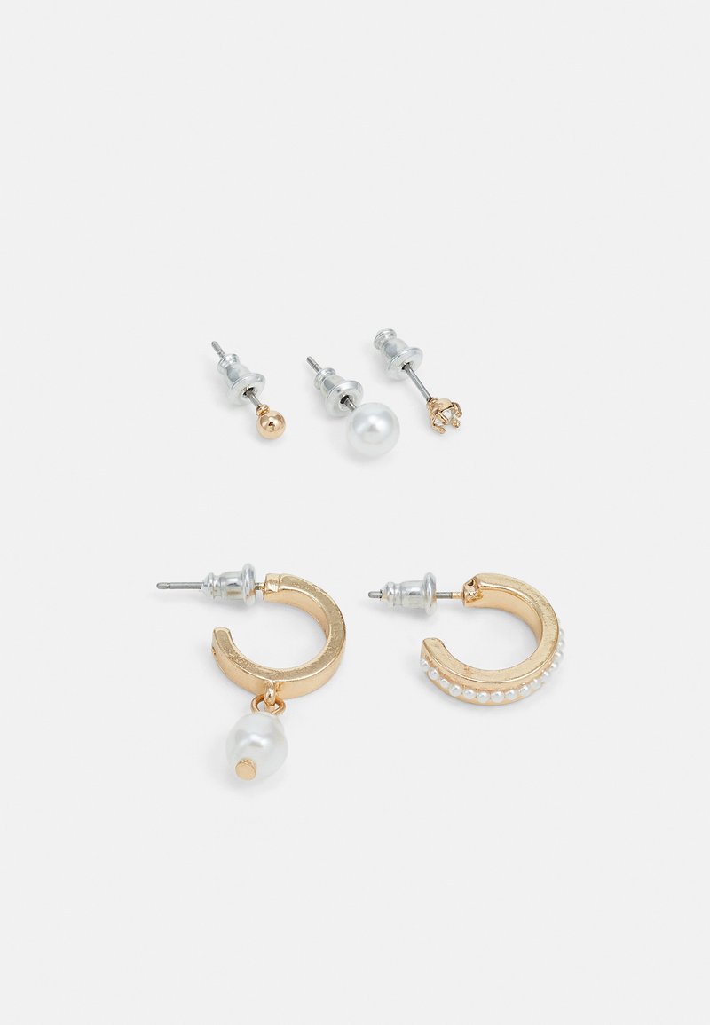 Cercei hoop aurii cu un dor de perlă și accentuați cu mici perle albe; asortați cu cercei cu pietre din argint, având detalii din aur și perlă.