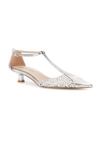 Zapato de mujer plateado con punta afilada, tacón bajo, correa en el tobillo y patrón decorativo de recortes en los paneles frontal y laterales.