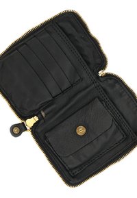 Portafoglio in pelle nera con zip dorata. L'interno è dotato di slot per carte, un comparto con zip e una tasca con bottone a pressione. Superficie testurizzata.