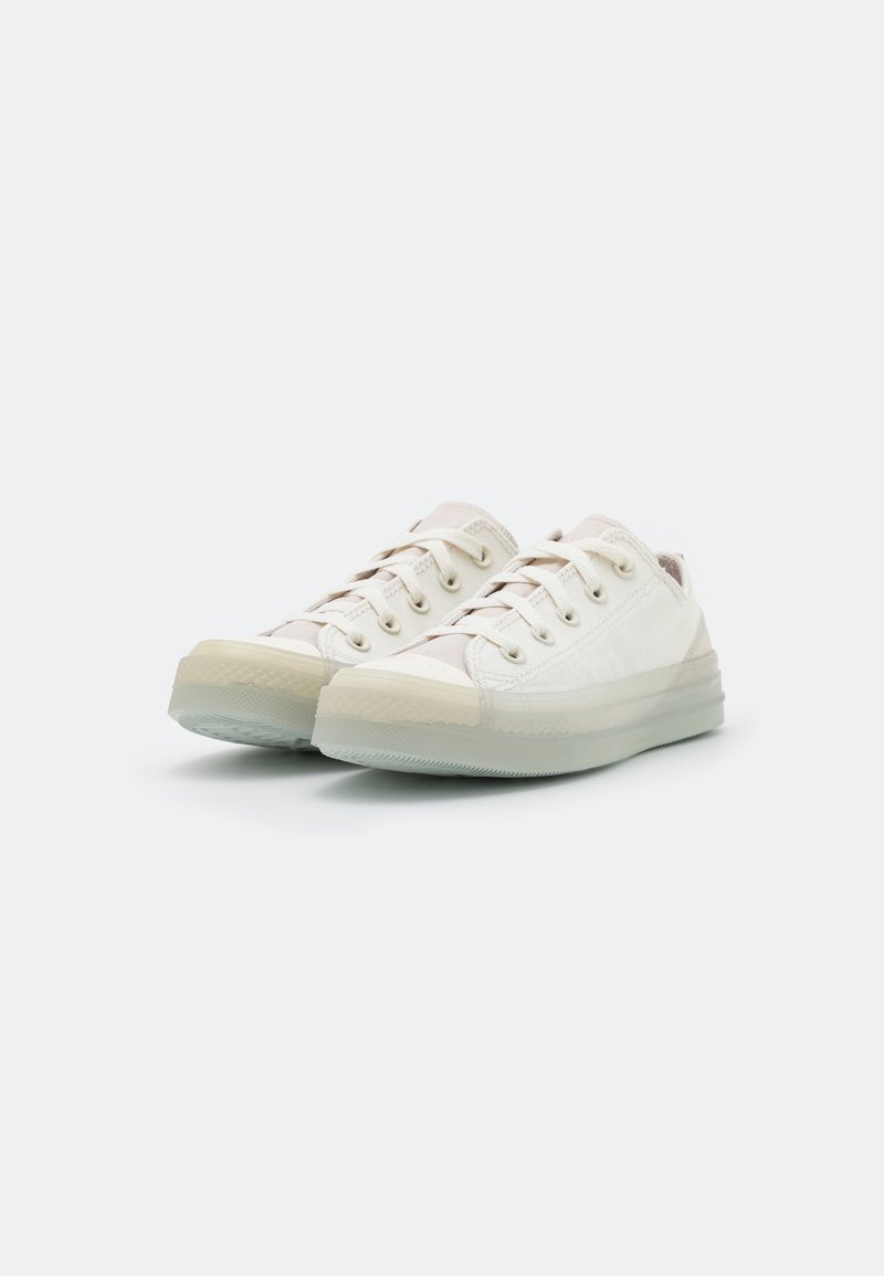 stretchy converse shoes