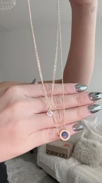 Kullast tooni kaelakee kahe ripatsiga: läbipaistev tilk ja ümmargune sinine kivi, peene keerutatud kettaga. Vaadeldavad hõbedased küüned.