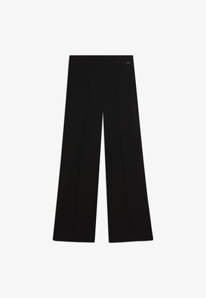 Pantalones negros de cintura alta y pierna ancha con discretas arrugas delanteras y un pequeño detalle metálico con logo en la cintura.