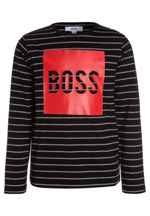 Zwart shirt met lange mouwen met dunne witte horizontale strepen en een groot rood vierkant op de borst met het woord "BOSS" in dikke zwarte letters.