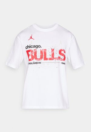 Biele bavlnené tričko s grafickou potlačou "chicago. BULLS" v červenej a sivej farbe, ozdobené logom Jordan a špliechanými akcentmi.