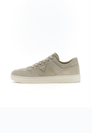 Sneaker beige basse con design con lacci, pannelli in suede e tessuto, suola spessa e dettaglio del logo triangolare sul lato.