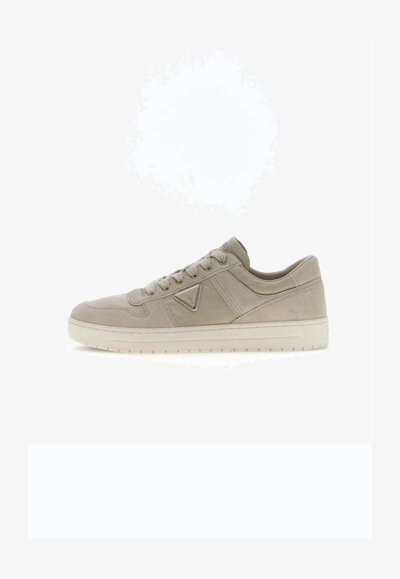 Μπεζ χαμηλό sneaker με κορδόνια, πάνελ σουέντ και ύφασμα, παχύ σόλα και τριγωνικό λογότυπο στο πλάι.