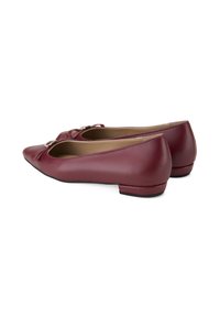 Bordeaux lederen ballet flats met een puntige neus, voorzien van een decoratieve strik en metallic details, lage hak en een gladde textuur.