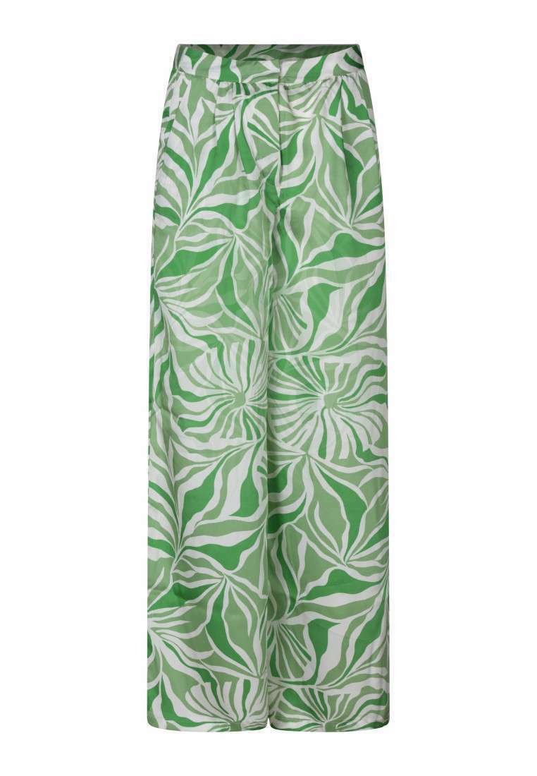 Pantalon large vert en tissu léger et lisse, orné d'un motif de feuilles dans des nuances de vert et de blanc.