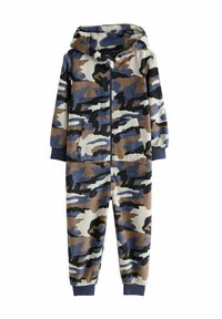 Fleece'owy kombinezon w kamuflażowym wzorze z odcieniami brązu, niebieskiego i czarnego; zawiera kaptur oraz zamek błyskawiczny z przodu i boczne kieszenie.