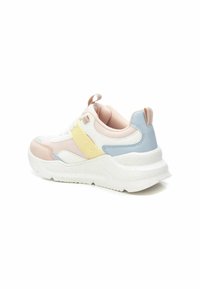 Zapatilla multicolor con una mediasuela blanca y texturizada, acentos en rosa y azul, y una correa amarilla a lo largo del costado. Forma redondeada, diseño casual.