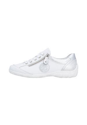 Baskets basses blanches avec fermeture éclair latérale, lacets à l'avant, bout arrondi, et accent argenté sur le talon ainsi que sur la patch du logo.