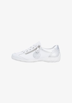 Baskets basses blanches avec fermeture éclair latérale, lacets à l'avant, bout arrondi, et accent argenté sur le talon ainsi que sur la patch du logo.