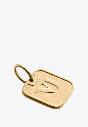 Pendiente rectangular de oro con bordes redondeados que presenta una letra "N" estilizada grabada y se sujeta a un pequeño lazo.