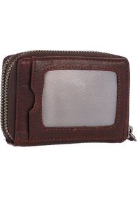 Cartera de cuero marrón con cierre de cremallera, que cuenta con una ventana transparente para identificación y costuras en contraste. Diseño rectangular compacto.