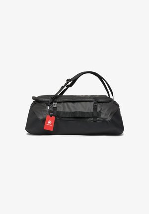 Schwarze rechteckige Duffel-Tasche mit doppelten Tragegurten, vorderen Schnallenverschlüssen und einem roten Markenzeichen an der Seite.