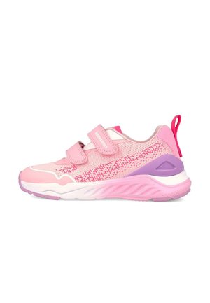 Scarpa da ginnastica rosa per bambini con due cinturini in Velcro, tomaia in maglia, supporto per il tallone viola e suola bianco-rosa, mostrata in profilo laterale con orientamento verso sinistra.