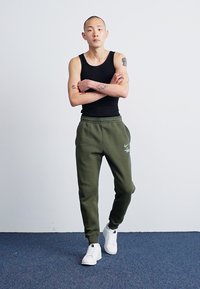 Nike Sportswear JOGGER   - Treniņtērpa apakšdaļas - cargo khaki