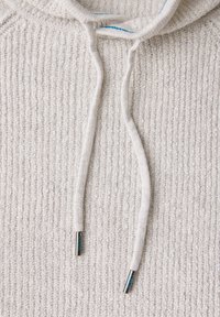 Světlý šedý pletený mikinový svetr s texturovaným, žebrovaným vzorem. Obsahuje bílé šňůrky s stříbrnými koncovkami a modrými akcenty.
