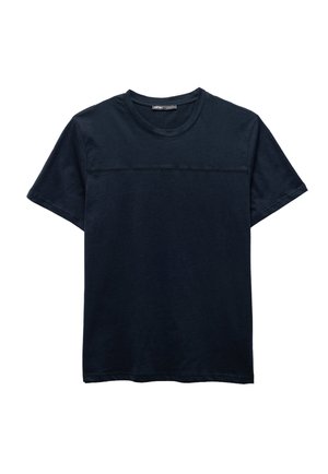 Mørkeblå bomulds t-shirt med rund hals, korte ærmer og en vandret søm detaljeret over brystet. Blød, glat tekstur.