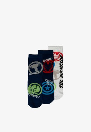 Tre calze a tema Marvel Avengers che mostrano il martello di Thor, il pugno di Hulk, lo scudo di Capitan America e il casco di Iron Man su sfondi blu navy e bianco.
