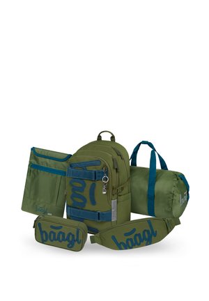Set di borse verde oliva che include uno zaino, una borsa da viaggio, una marsupio, un astuccio e un organizer, tutte con accenti blu e marchio "baagl".