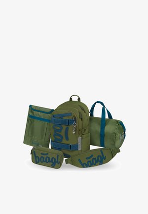 Set di borse verde oliva che include uno zaino, una borsa da viaggio, una marsupio, un astuccio e un organizer, tutte con accenti blu e marchio "baagl".