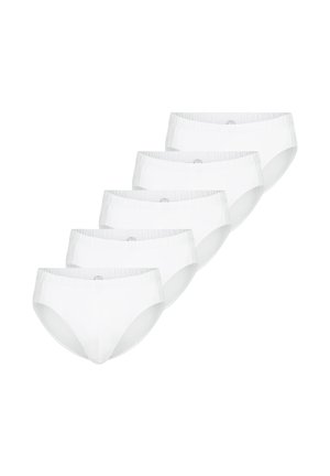 Fem hvide briefs arrangeret i en diagonal række på en hvid baggrund.