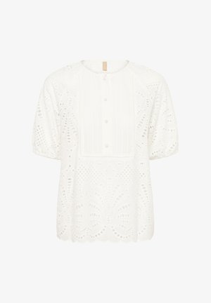 Blouse blanche à manches courtes avec des motifs en dentelle ajourée, un col rond, un ourlet festonné et une patte boutonnée à l'avant.