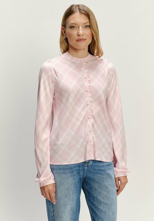 Blusa de cuadro rosa de manga larga, hecha de tela suave, con cuello mandarín, cierre de botones en la parte delantera y puños ajustados.
