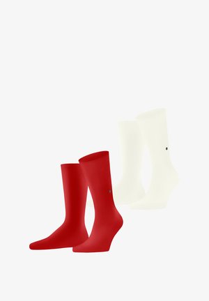 Rote und weiße gerippte Socken mit glatter Textur und einem kleinen schwarzen Logoakzent an der Seite. Jedes Paar hat eine mittelhohe Schaftlänge.