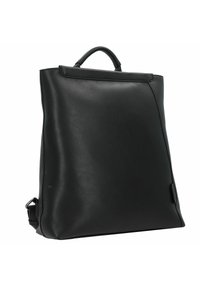 Schwarzer Leder-Rucksack mit glatter Textur, rechteckiger Form, obigem Griff und verstellbarem Schulterriemen. Minimalistisches Design ohne sichtbare Beschläge.